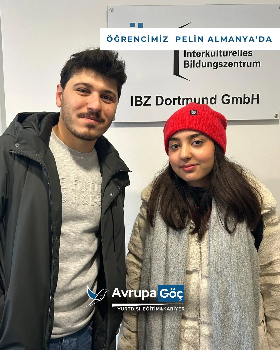 Öğrencimiz Pelin, Dortmund'daki dil merkezinin önünde Avrupa Göç danışmanıyla birlikte